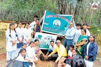 कन्या क्रमांक 2 में पौधरोपण करते समिति के सदस्य और छात्राएं (फोटो सोर्स- पत्रिका)
