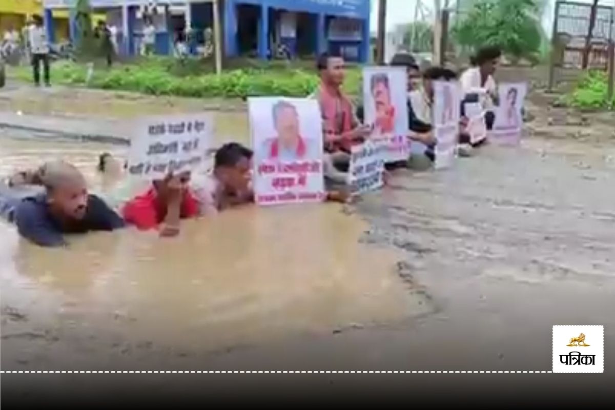VIDEO: गड्ढों में समा गई नाराजगी, कांग्रेसियों ने कहा – उपमुख्यमंत्री होश में
आओ… अनोखे अंदाज में जताया विरोध