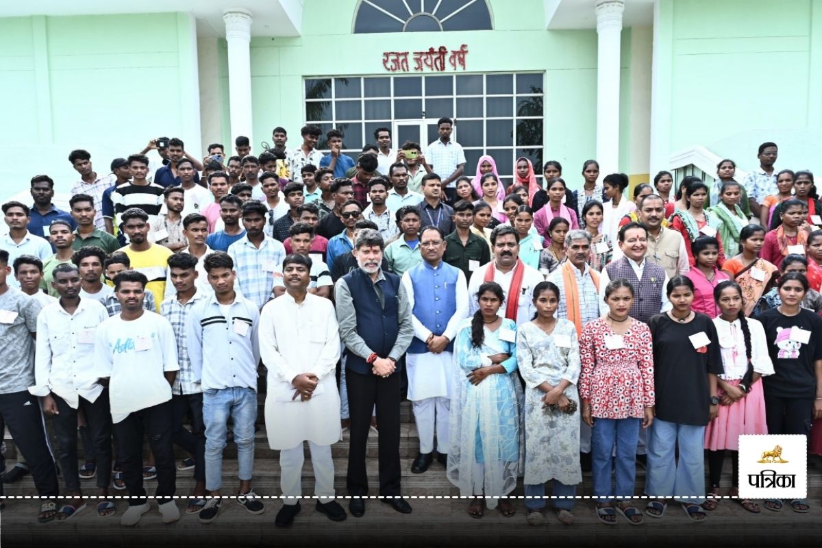 नक्सल क्षेत्र के युवाओं से CM साय ने की मुलाकात, डिप्टी CM ने पूछा – कितने बच्चे
इंस्टाग्राम चलाते हैं? सुनकर गूंज उठे ठहाके
