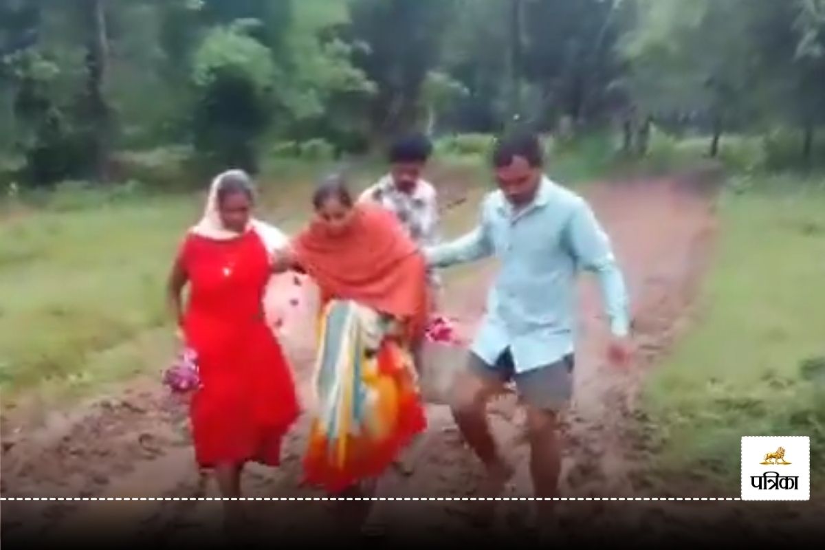 कीचड़ भरे रास्ते पर 4 KM पैदल चली प्रेग्नेंट महिला, तब मिली एंबुलेंस, देखें
VIDEO