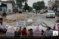 गड्ढे में लेटकर किया प्रदर्शन (फोटो सोर्स - पत्रिका)