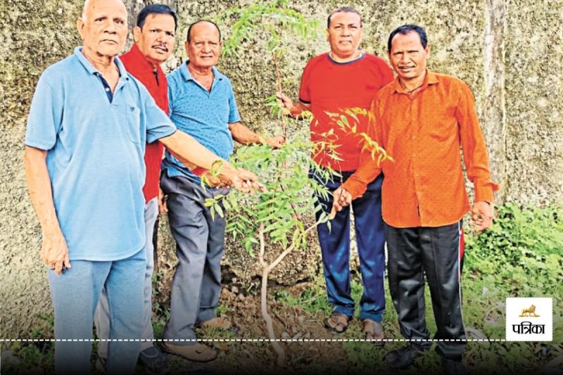 नवोदय हास्य योग केंद्र के लोगों ने रोपे पौधे (फोटो सोर्स - पत्रिका)