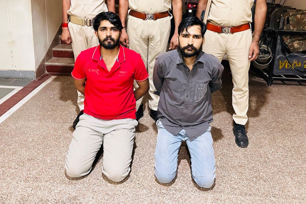 Cyber Crime: सड़क पर दौड़ती कार में चल रहा था साइबर अपराध का खेल, पुलिस ने 2
युवकों को किया गिरफ्तार