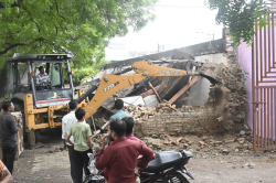 MP में यहां गरजा बुलडोजर, 100 साल पुराने 272 भवन और 3 स्कूल ध्वस्त - image