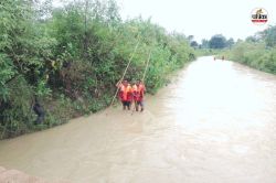 Big incident: मां की गोद से फिसलकर नाले में गिरी 3 माह की बेटी, पानी के तेज बहाव
में बही - image