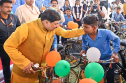 सीएम का बड़ा ऐलान, टॉप करने वाले बच्चों को साइकिल की जगह मिलेगा ये इनाम - image