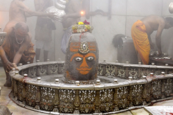 महाकाल मंदिर में VIP के लिए गर्भगृह खुला, धड़ल्ले से तोड़े जा रहे नियम, अधिकारी
मौन - image