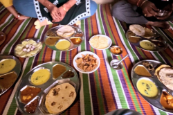 पर्यटकों की पसंद बनी MP की ये आदिवासी डिश, उंगलियां चाटकर खा रहे टूरिस्ट - image