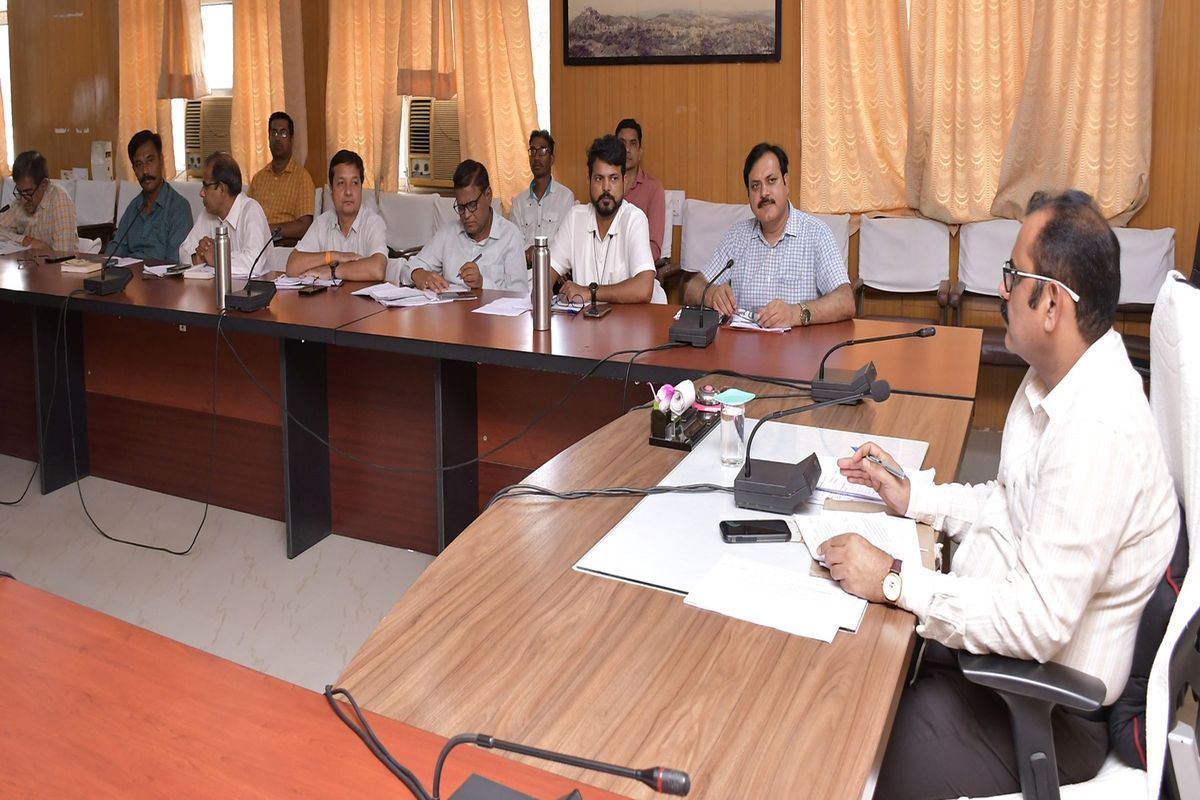 अब ‘एक्शन मोड’: जिला कलक्टर ने अधिकारियों को दिए सख्त निर्देश, तय समय में काम
पूरा करने की हिदायत
