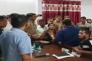 मोहनलालगंज में महिला ने किया हंगामा, डीएम के सामने हुई बेहोश फोटो सोर्स : Social Media