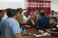 मोहनलालगंज में महिला ने किया हंगामा, डीएम के सामने हुई बेहोश फोटो सोर्स : Social Media