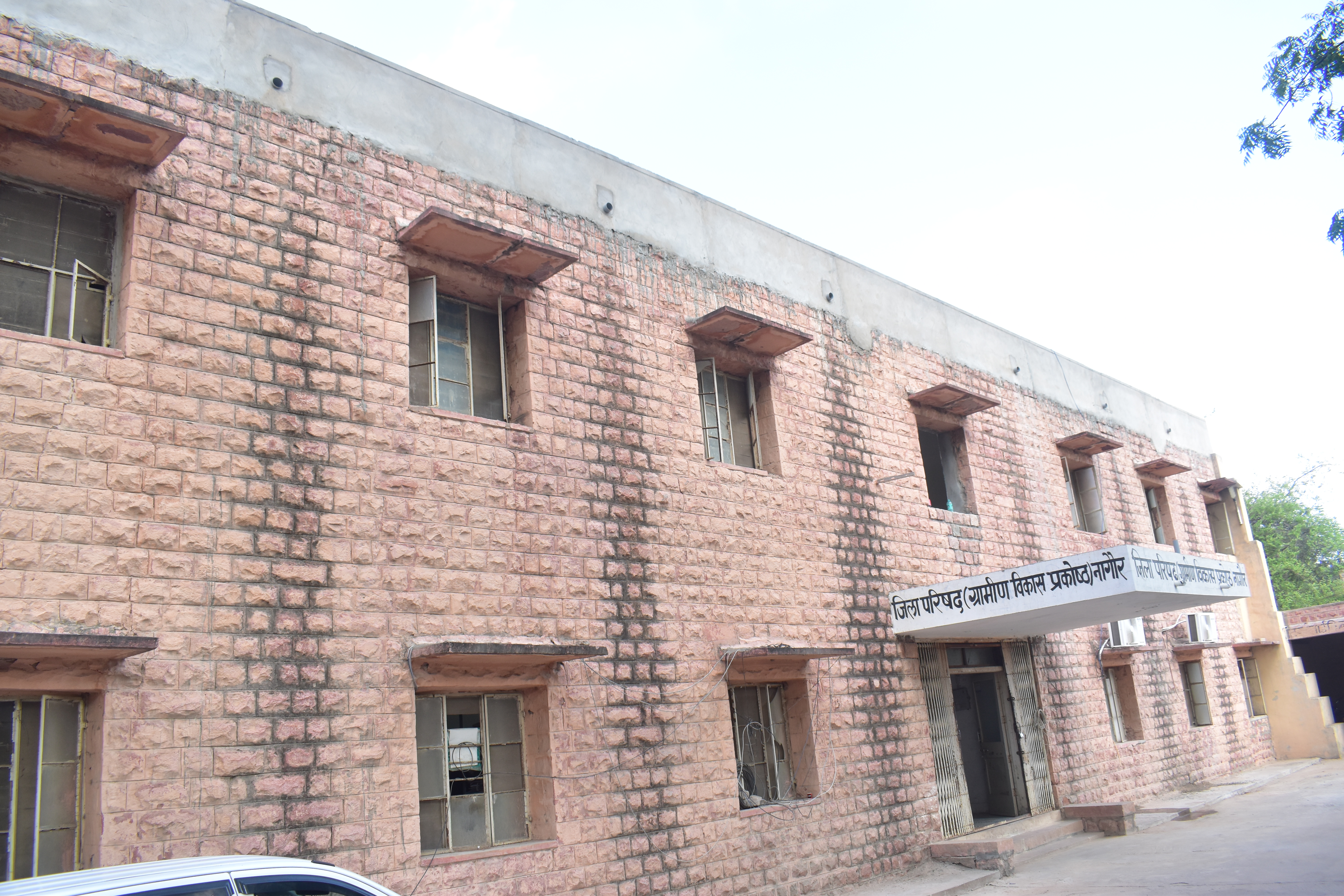 Nagaur patrika…रेन हार्वेस्टिंग सिस्टम के अभाव में बरसात का लाखों लीटर पानी यूं
ही बह जा रहा व्यर्थ…VIDEO