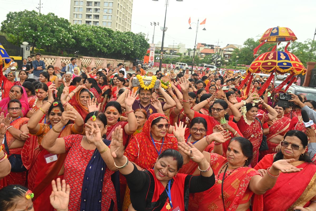 ShriRamKatha : गुरु वंदना से श्रीराम कथा महोत्सव की शुरुआत