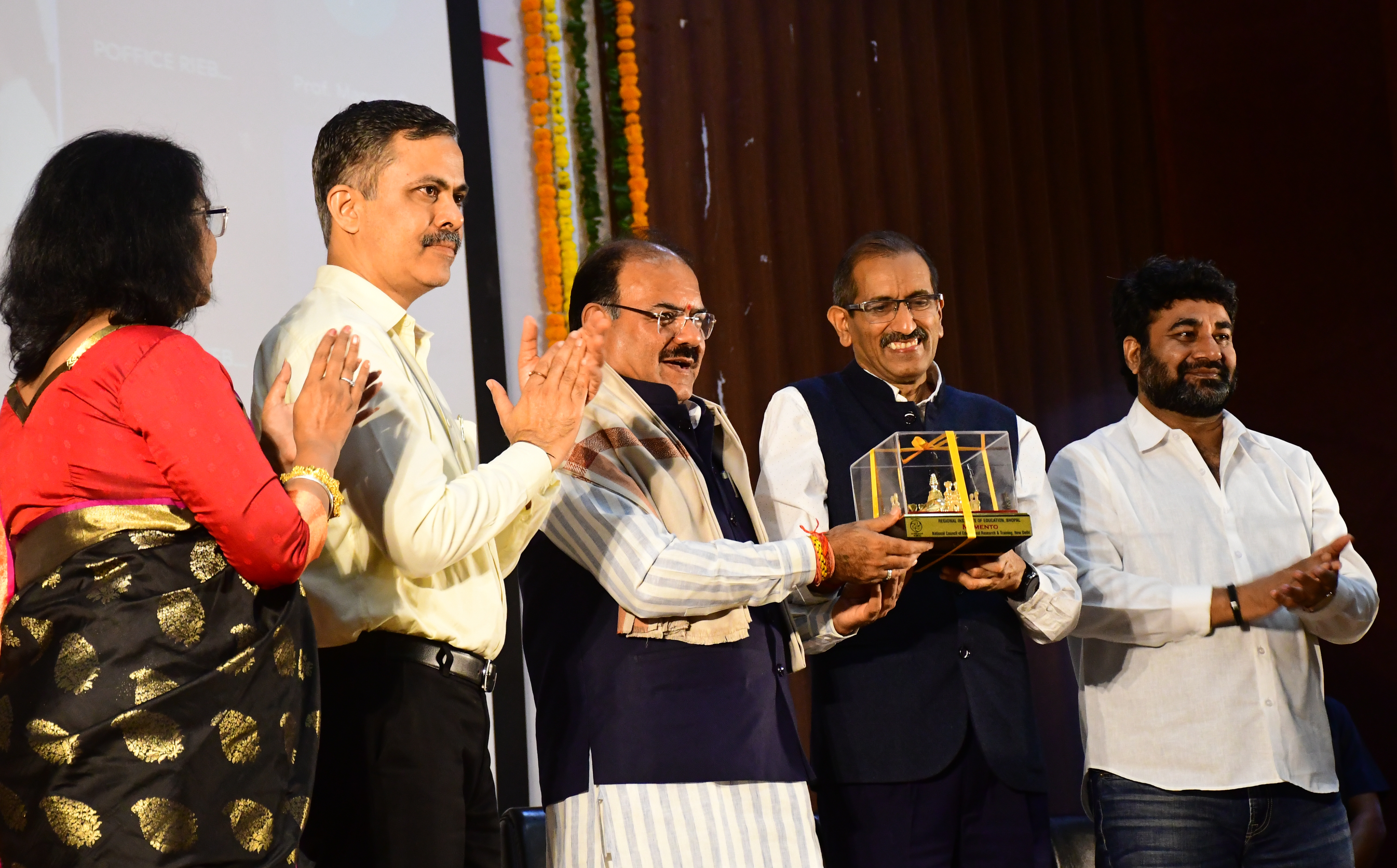 क्षेत्रीय शिक्षा संस्थान, वार्षिकोत्सव में स्टूडेंट्स के सांस्कृतिक कार्यक्रम
में अलग अलग राज्यों के परिधान में डांस किया निनाद सभागार में फोटो देखें