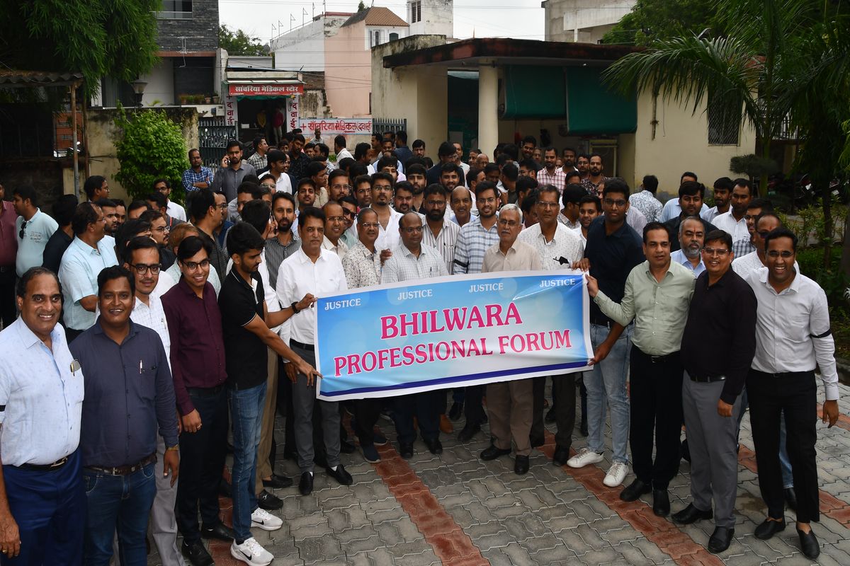 CAs angry with the misbehavior of income tax officials, protested by wearing black bands
