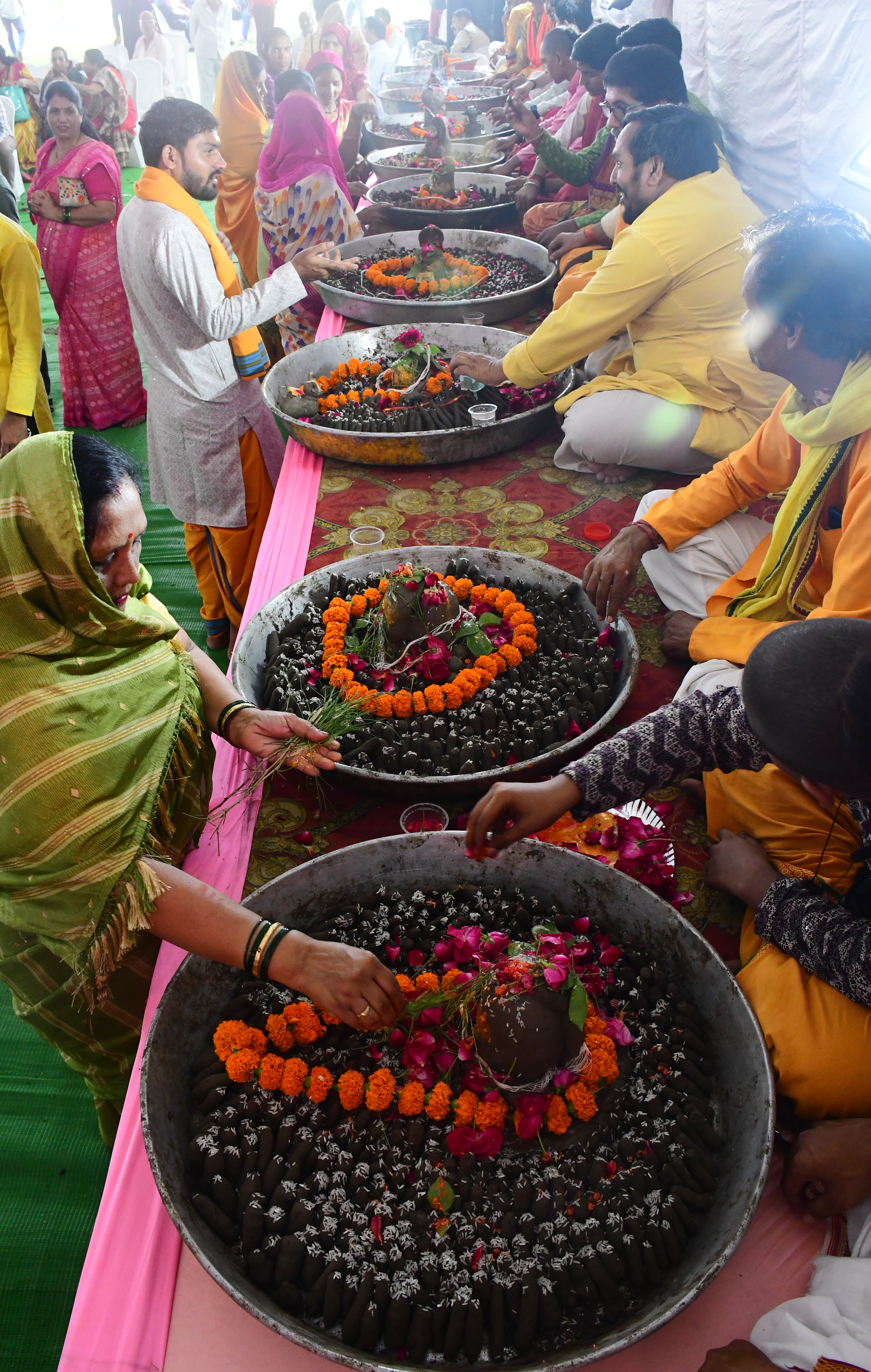 सावन माह में सवा लाख पार्थिव शिवलिंग निर्माण 108 ब्राह्मणों द्वारा सामूहिक
निर्माण किया गया उज्जैन के कलाकार भगवान शिव की भेष भूषा में बाराती बनकर हनुमान
भूत प्रेत भी फोटो देखें