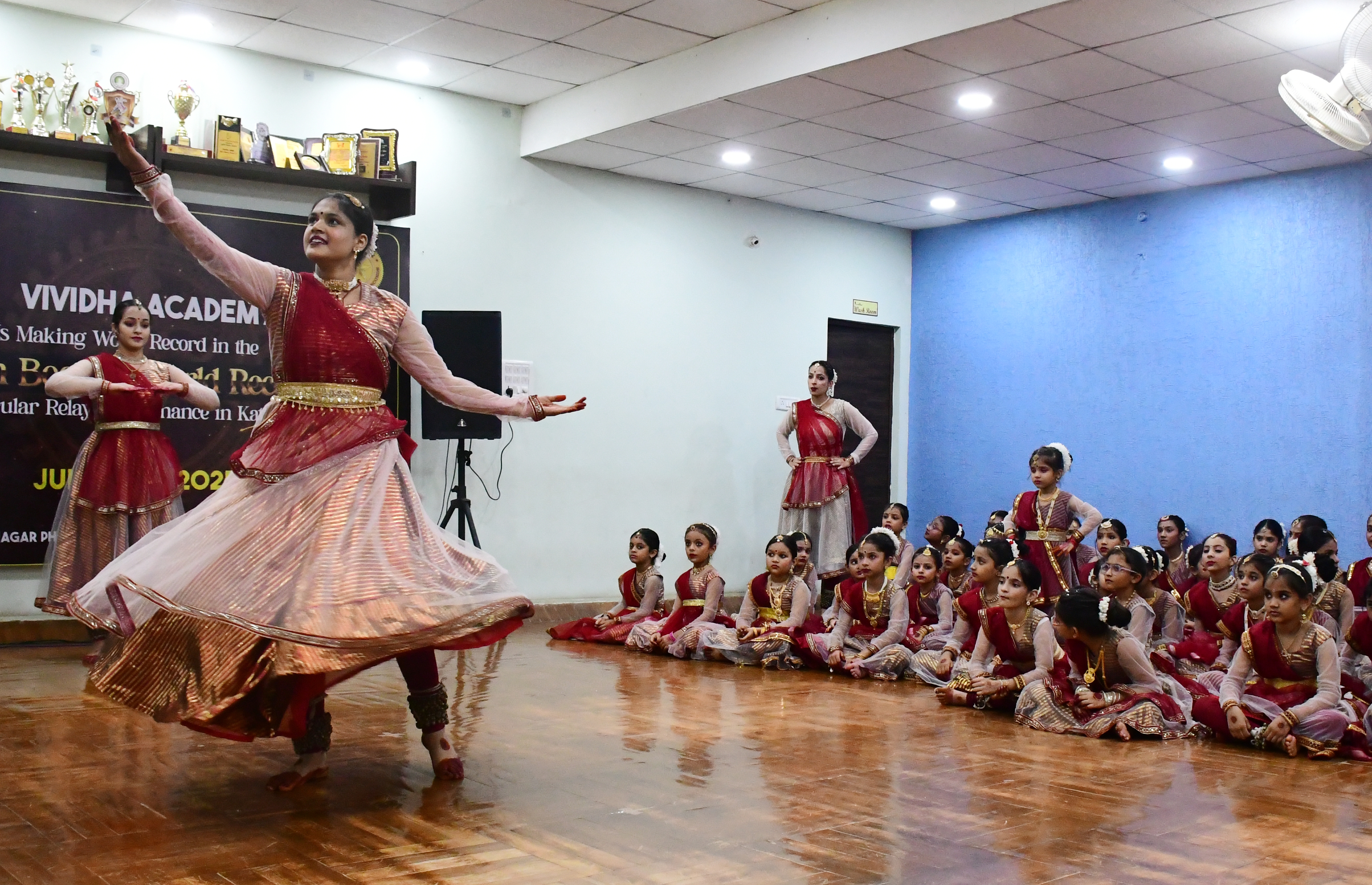 विविधा विश्व की पहली एकेडमी विश्व रिकॉर्ड बनाया 125 से छात्राओं ने एक के बाद एक
क्रम से 12 घंटे तक लगातार शुद्ध शास्त्रीय कथक नृत्य की प्रस्तुति दी फोटो देखें