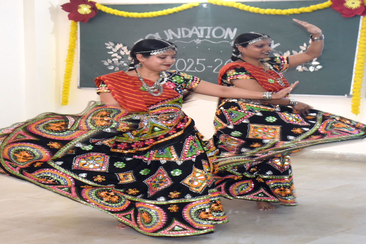 भोपाल@शनिवार आनंद विहार कॉलेज का स्थापना दिवस कार्यक्रम हुआ जिसमें छात्राओं ने
कॉलेज में रंगारंग सांस्कृतिक प्रस्तुतियां दी।