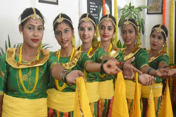 Collage Studenst Dance