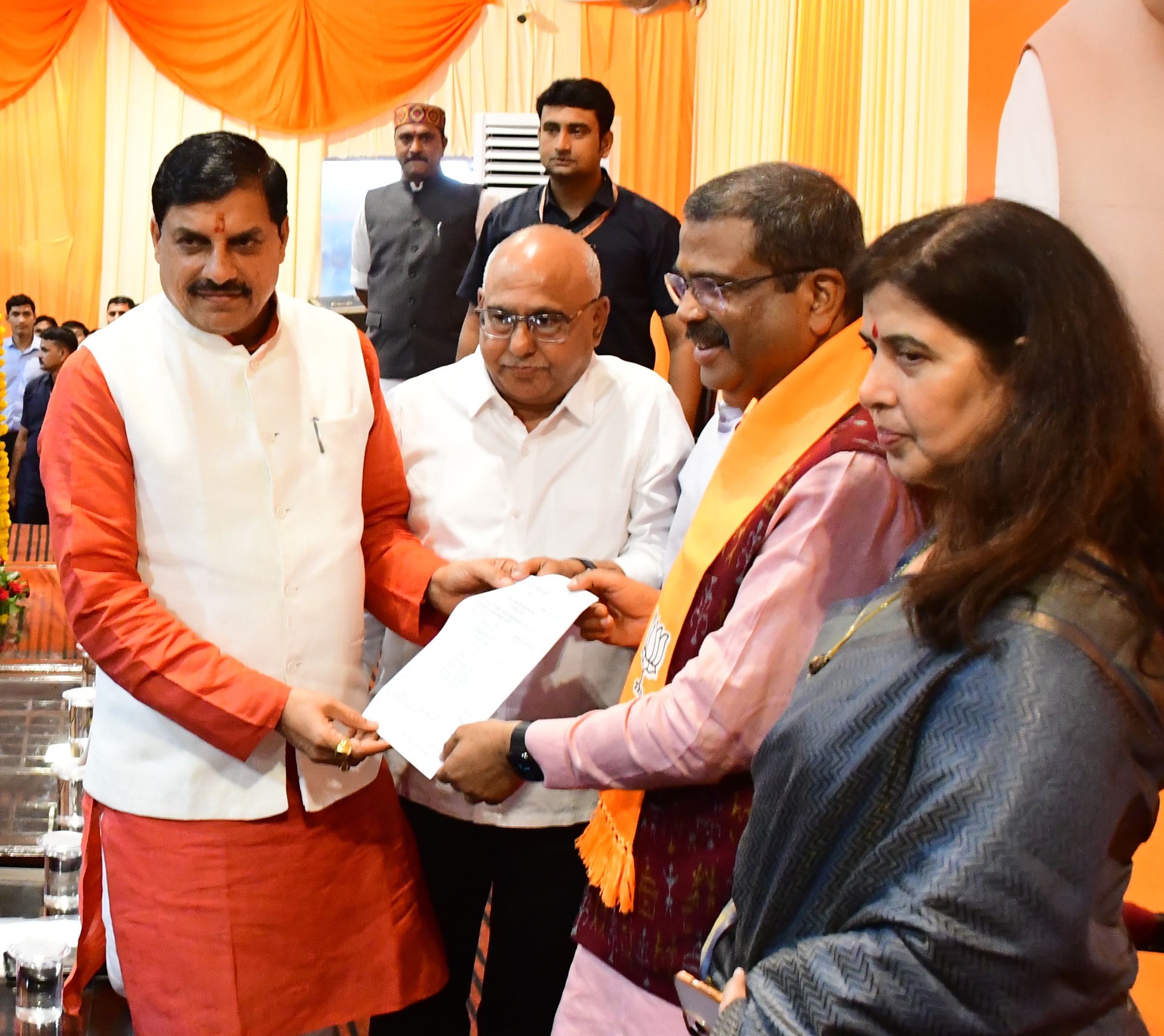 भोपाल. बीजेपी ऑफिस में गरमा गरम माहौल के बीच प्रदेश अध्यक्ष के नामांकन के लिए
हेमंत खंडेलवाल पहुंचे सीएम के साथ केंद्रीय मंत्री भी रहे खंडेलवाल को नामांकन
दाखिल करने फोटो देखें