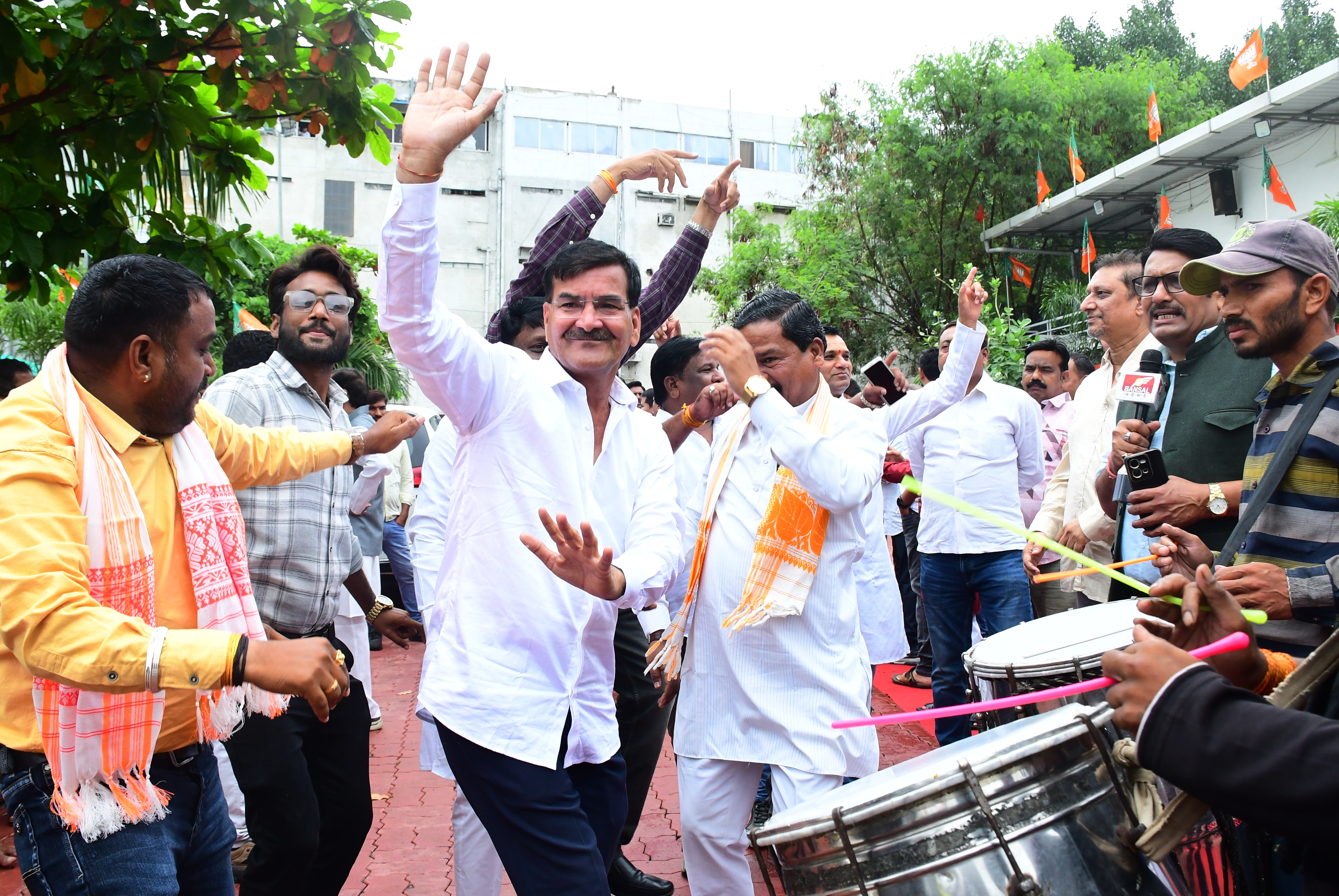 भोपाल.भाजपा प्रदेश अध्यक्ष बनने पर हेमंत खंडेलवाल भाजपा में जश्न धर्मेंद्र
प्रधान ने माला पहनाकर मीठा मुंह करवाया हेमंत खंडेलवाल का सदस्यों की लगी भीड़
स्वागत करने के लिए फोटो देखें