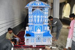 Muharram 2025: मोहर्रम कल, ताजिए बनाने और संवारने में जुटे कारीगर - image