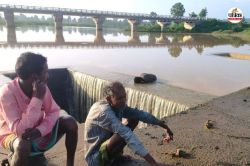 Drowned in river: उफनती नदी में नहाने उतरा युवक बह गया, दूसरे दिन 4 किमी दूर
मिली लाश - image