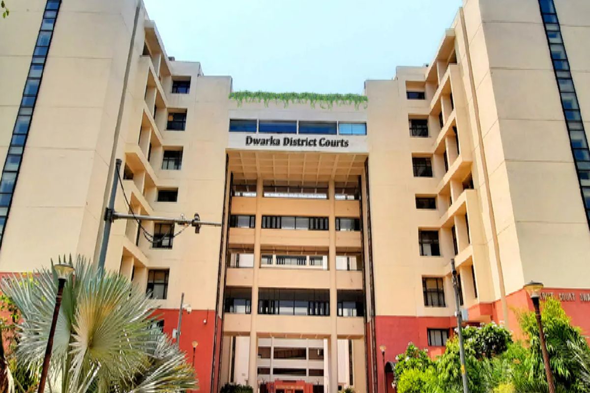 Court: हाथ ऊपर कर खड़े रहिए...टाइम वेस्ट करने पर भड़की दिल्ली कोर्ट ने आरोपियों को सुनाई अनोखी सजा