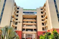 Court: हाथ ऊपर कर खड़े रहिए...टाइम वेस्ट करने पर भड़की दिल्ली कोर्ट ने आरोपियों को सुनाई अनोखी सजा