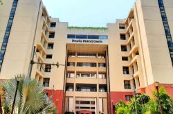 Court: हाथ ऊपर कर खड़े रहिए…टाइम वेस्ट करने पर भड़की दिल्ली कोर्ट ने आरोपियों को
सुनाई अनोखी सजा - image