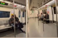 Delhi Metro: मेट्रो में घुसते ही असहज हो गईं महिला यात्री, घटना का वीडियो वायरल