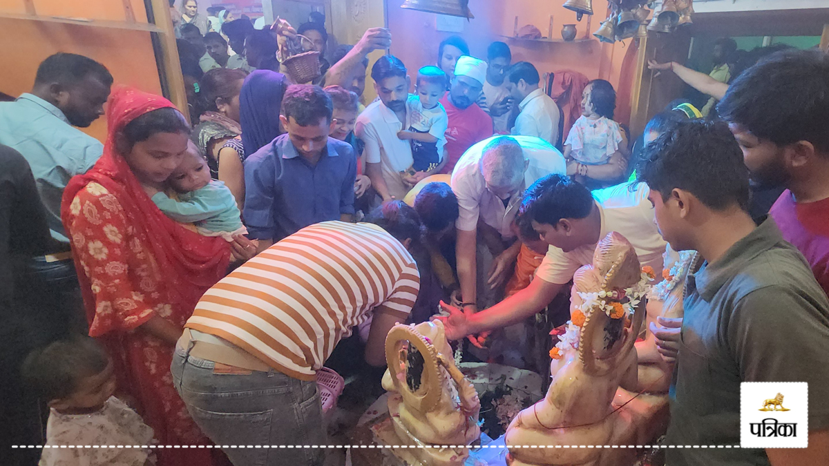 सावन के पहले सोमवार पर मंदिरों में उमड़े भक्त, शिवालयों में गूंजे हर-हर महादेव
के जयकारे, श्रद्धालुओं ने किया जलाभिषेक