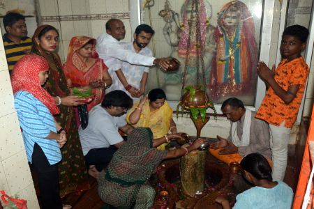 शिवालयों मे गूंजे महादेव के जयकारे, मंत्रोच्चार के साथ हुआ अभिषेक