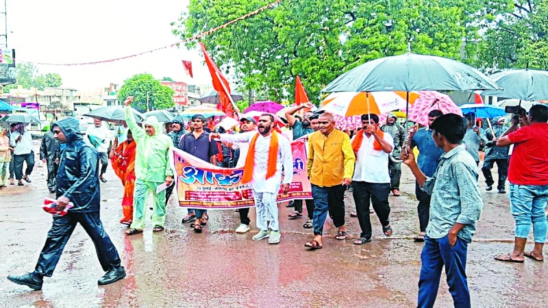 बालोद जिले में धर्मांतरण, अवैध प्रार्थना सभा, गौ तस्करी व हीरापुर में कब्रिस्तान की मांग के विरोध में सुबह से ही हो रहे बारिश के बीच ग्राम हीरापुर के सैकड़ों ग्रामीण व विश्व हिंदू परिषद बजरंग दल के कार्यकर्ताओं ने आक्रोश रैली निकाली।