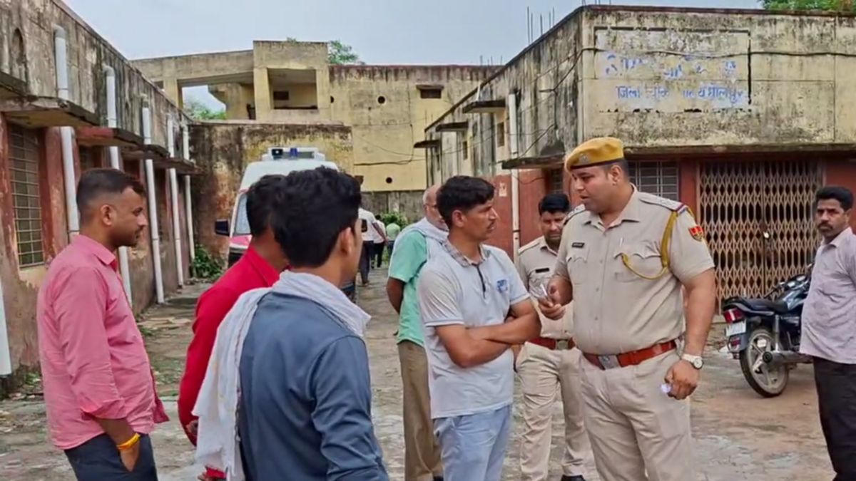 धौलपुर में गुरुकुल आश्रम में रह रहे दो बच्चों की संदिग्ध मौत, परिजनों का रो-रोकर
बुरा हाल