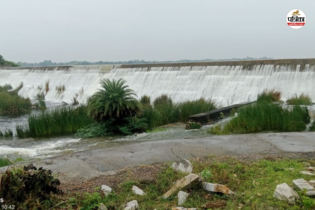 Dungarpur Monsoon Update : सोम कमला आंबा बांध अभी आधा ही भरा, पर बोडीगामा बांध
पर चल रही चादर