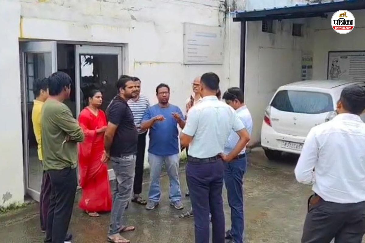 डूंगरपुर में स्कूल ड्रेस में आए 2 बदमाशों ने छीनी बुजुर्ग महिला की सोने की चेन,
स्कूटी से हुए फुर्र
