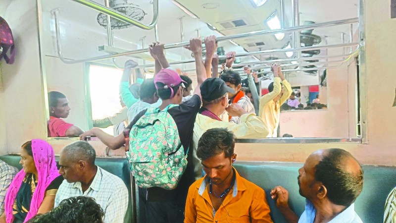 दुर्ग से मरोदा होकर दल्लीराजहरा तक चलने वाली यात्री ट्रेन अब महिलाओं व सभ्य परिवारों के सफर करने लायक नहीं रही। ट्रेन में शराब पीकर गाली-गलौज व मारपीट की घटना होना आम बात हो गई है। यात्रियों की सुरक्षा के उपाय नहीं है।