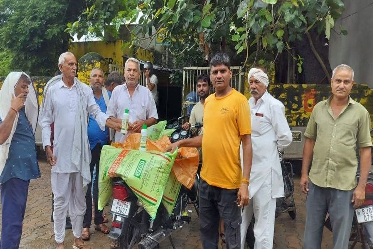 यूरिया और डीएपी के साथ दे रहे नैनो खाद