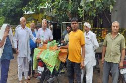 यूरिया और डीएपी के साथ दे रहे नैनो खाद - image