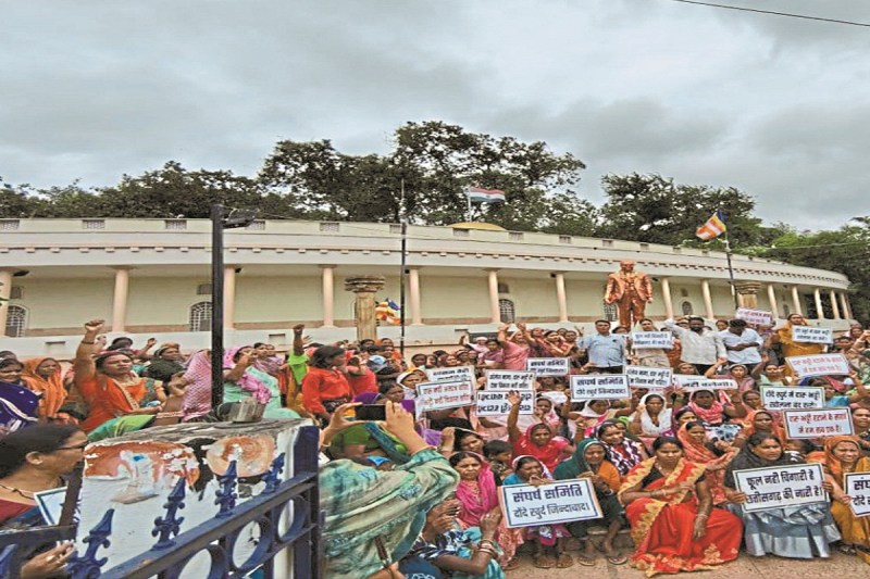 नई शराब दुकान बंद करवाने लोगों ने किया प्रदर्शन (Photo source- Patrika)