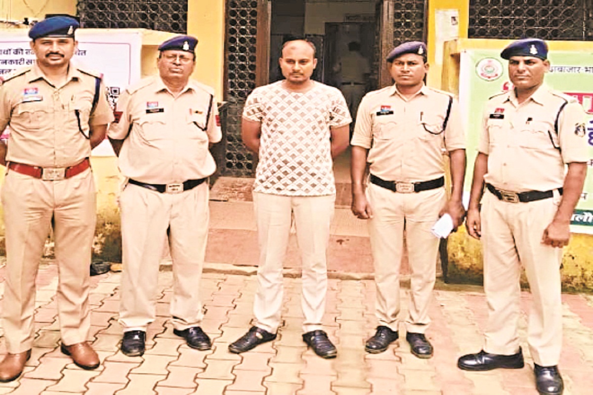 Cyber Fraud: हैलो! मैं एसपी… कहकर आरक्षक ने कारोबारियों से ठगे करोड़ों रुपए, अब
नौकरी से बर्खास्त