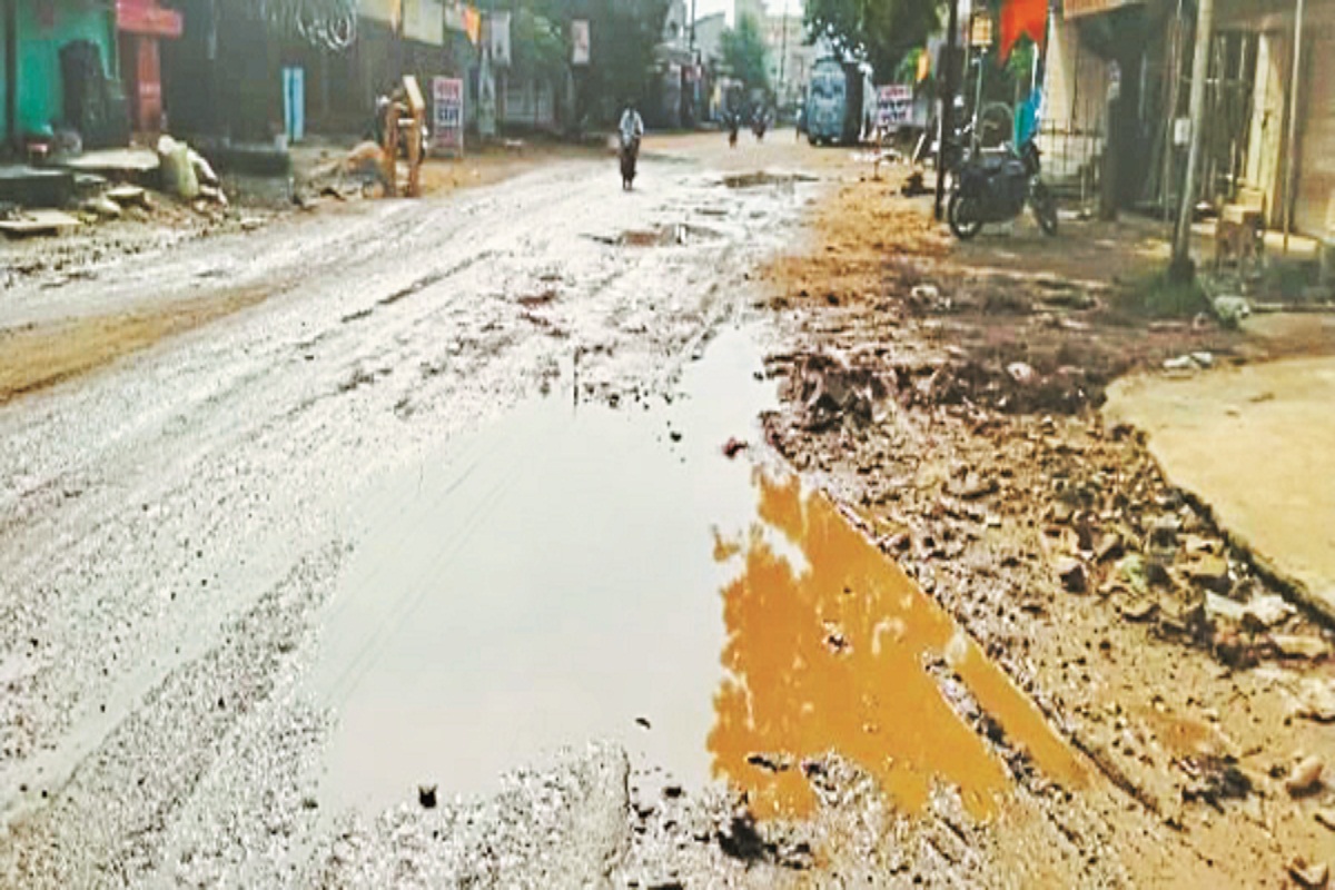 महामाया चौक में मनमानी पार्किंग (Photo source- Patrika)