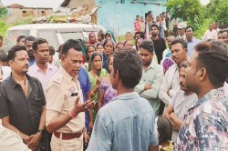 गांव में शराबबंदी के लिए निकली भीड़ ने 4 कोचियों को पकड़ा… हाथ-पैर जोड़े, तब
छोड़ा, बल के साथ पुलिस पहुंची - image