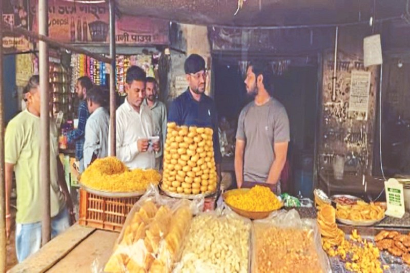 खाद्य विभाग कर रहा होटलों-खोमचों में खाद्य पदार्थों की जांच (Photo source- Patrika)