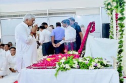 केंद्रीय रेल मंत्री अश्विनी वैष्णव के पिता की शोकसभा में पहुंचे कई नेता,
श्रद्धासुमन अर्पित किए - image
