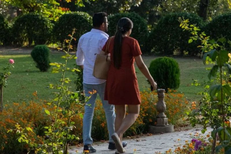 Ghaziabad: साहब! मेरी बेटी को बचा लो...घर से फरार हुई युवती तो पुलिस के पास पहुंचे परिजनों ने दी आत्मदाह की चेतावनी