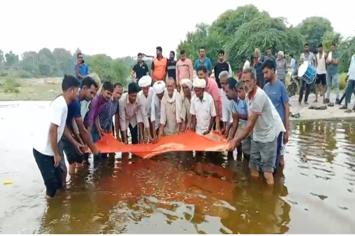 Gomti River: कुछ इस अंदाज में हुआ गोमती नदी का स्वागत, जश्न में डूबे लोग,
ढोल-नगाड़ों के साथ चुनरी ओढ़ाई