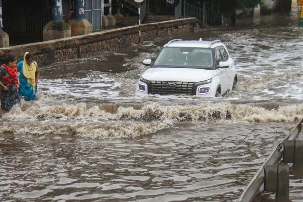 Gurugram: पत्नी ने रातभर में 200 बार मिलाया फोन, भारी बारिश में हो गई पति की मौत, गुरुग्राम में दर्दनाक हादसा