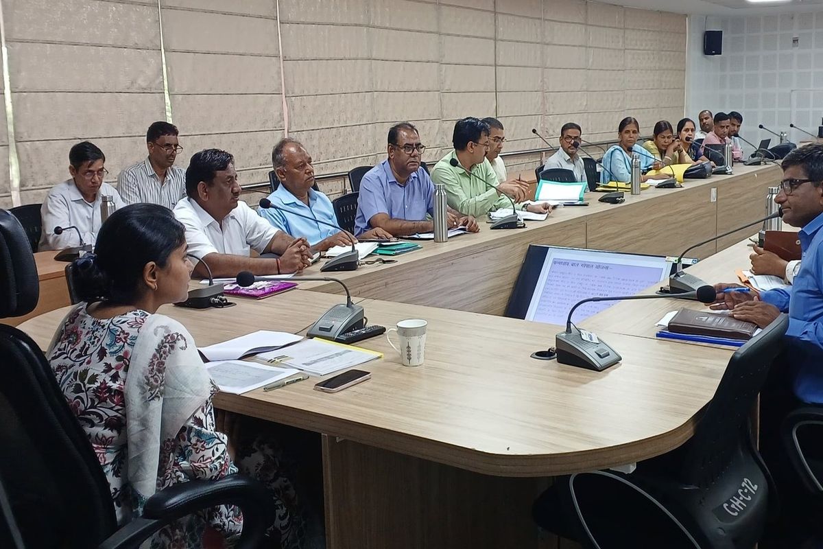 जिला कलेक्टर डॉ. आर्तिका शुक्ला ने ली जिला निष्पादन समिति और मिड-डे मील योजना की
समीक्षा बैठक